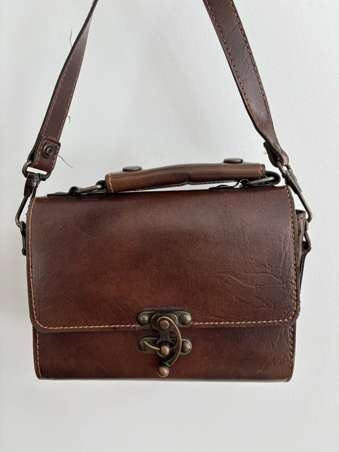 Un sac à main en cuir brun sur fond blanc